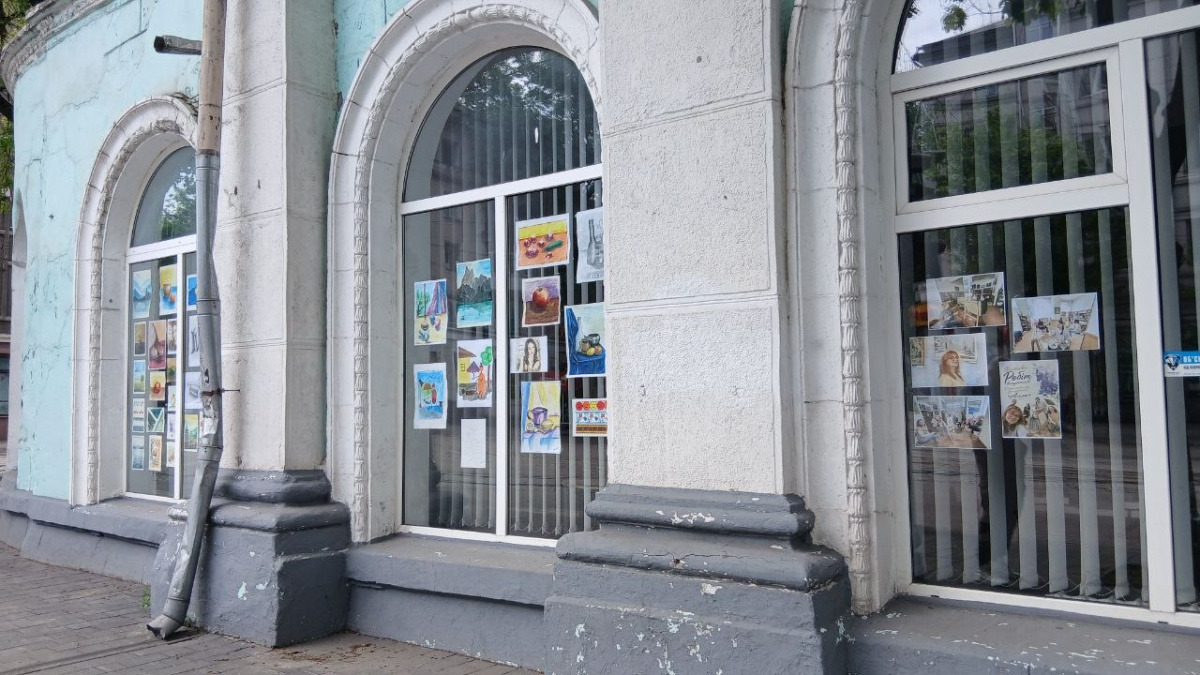 Мистецтво на вікнах: у Кам’янському центральна бібліотека перетворила проспект на …