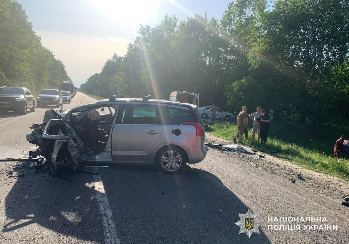Миттєва смерть трьох людей: стали відомі деталі автотрощі на Львівщині …