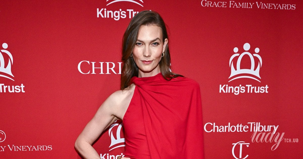 Модель Карлі Клосс з'явилася у вогняно-червоній сукні, яка не мала …