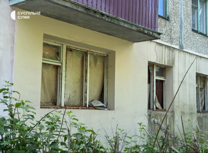 «Молнія» вдарила по житловому кварталу Сум: пошкоджені будинки та авто