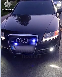 Молодий водій незаконно встановив червоно-сині маячки на Audi: що йому …