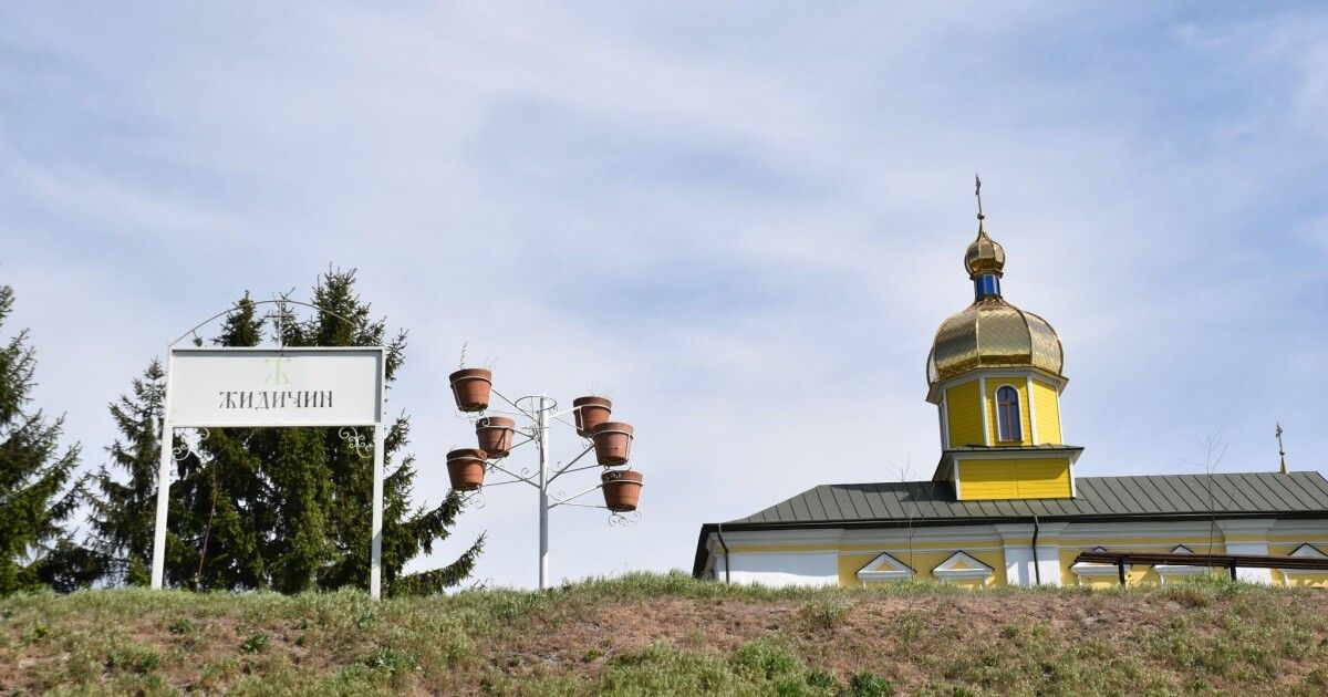 Монастир біля Луцька прибирали усією громадою (Фото)