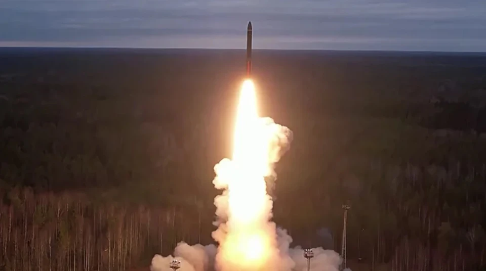 Моніторинговий канал заявив про два удари “Орєшніком” під час атаки …