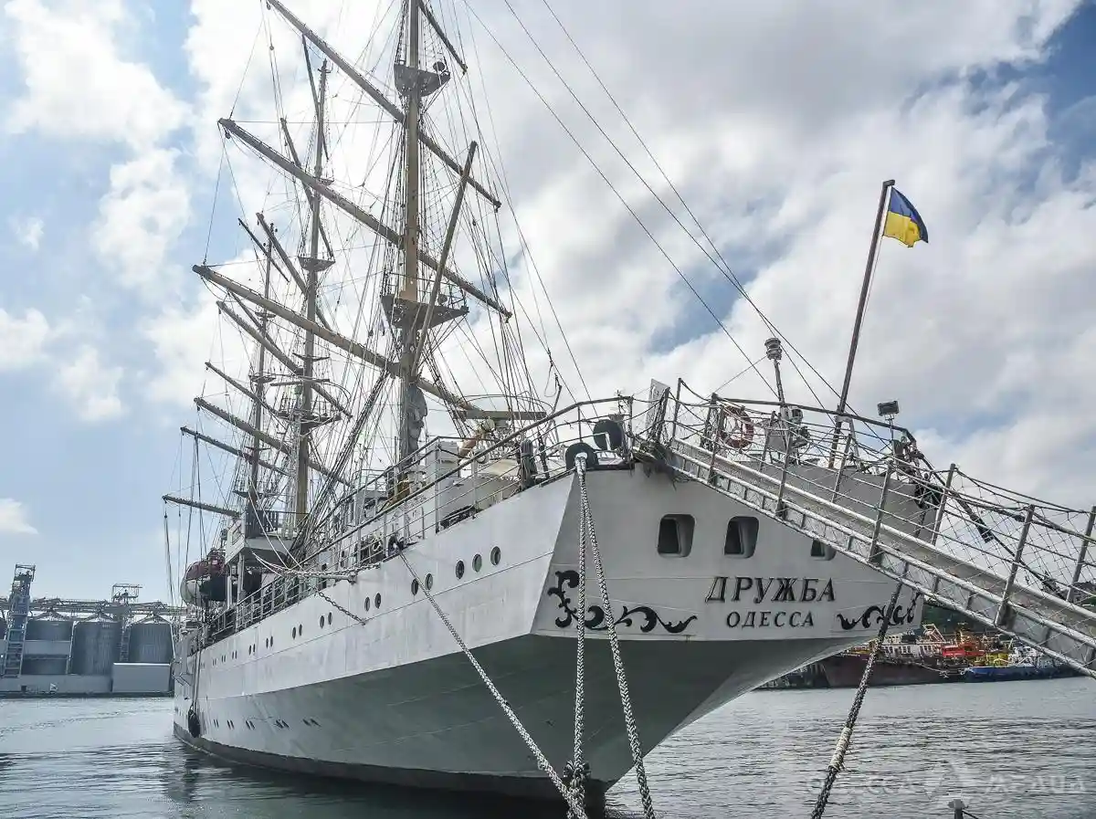 Морський удар пошкодив легендарний вітрильник «Дружба» в Одесі