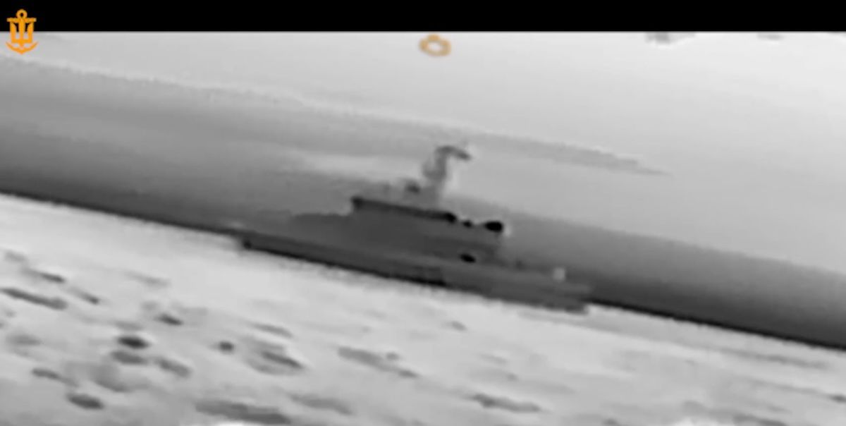 Морські дрони вразили два катери росіян у районі Керченського мосту. …