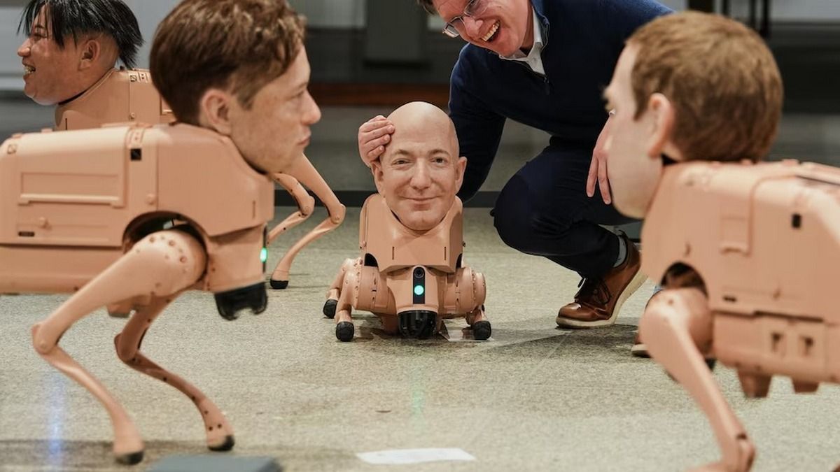 Моторошно, але з сенсом: маски мільярдерів надягли на робособак у …