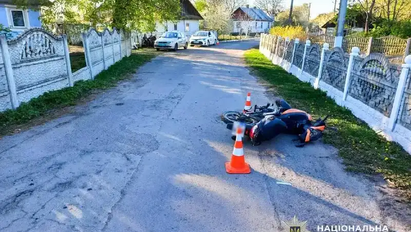 Мотоцикліст врізався у бетонну огорожу: травмовано двох людей на Рівненщині