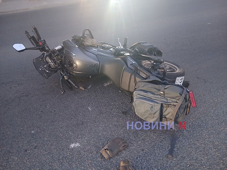 Мотоцикл, об'їжджаючи фуру, врізався у «КІА» в центрі Миколаєва
