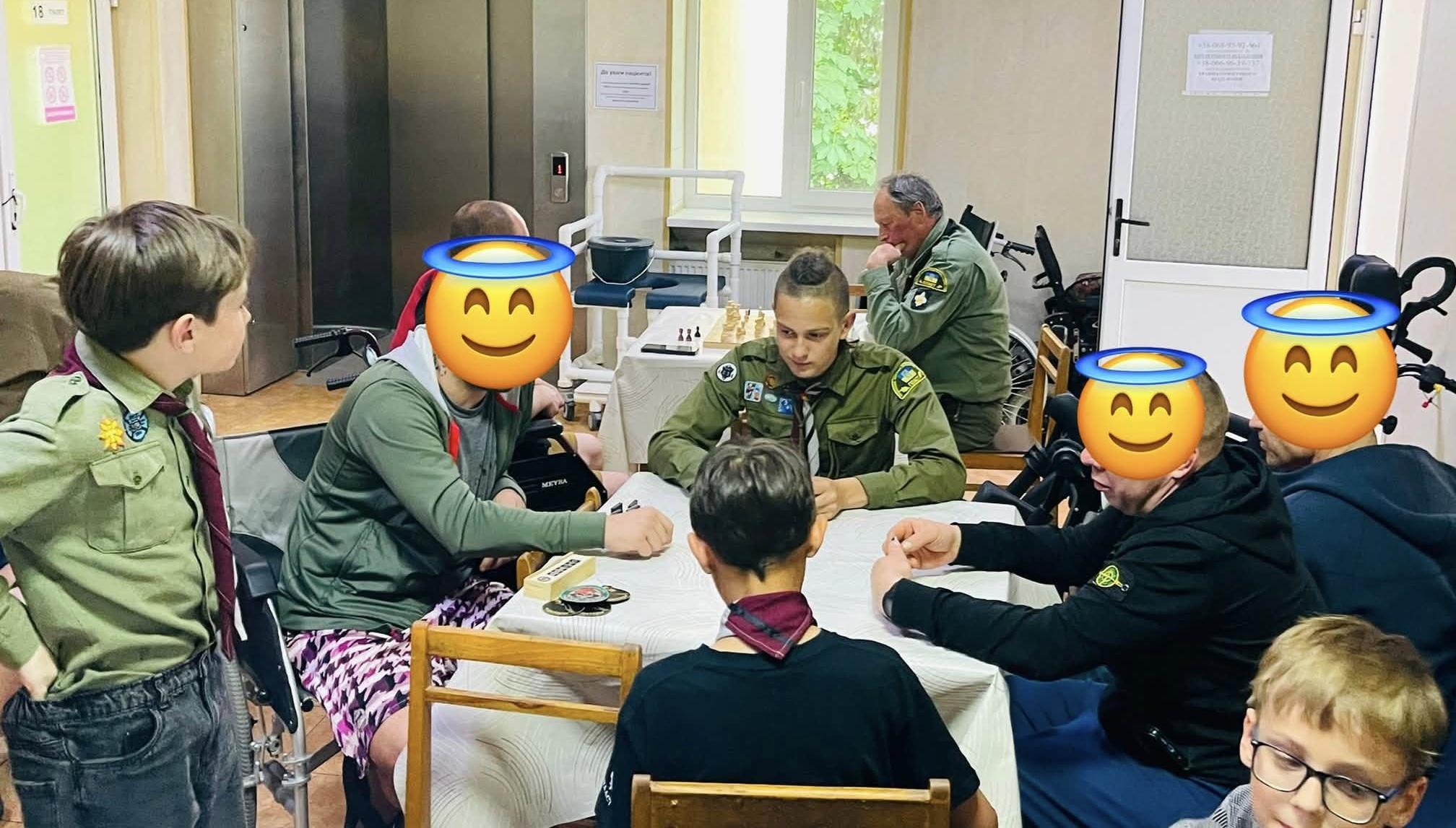 Мукачівські пластуни відвідали поранених захисників та передали гостинці