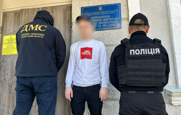 Міграційна поліція спільно з міграційною службою депортувала з України іноземця, …