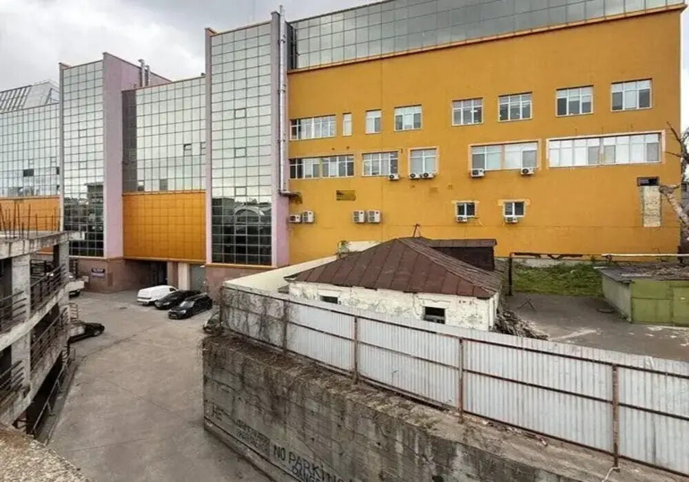 Між ТРЦ і паркінгами Борщагівки знайшли столітню хатину — привид …