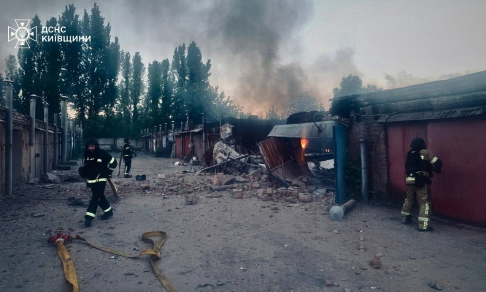 Мільйонний удар «Орєшніком»: РФ вразила гаражі в Білій Церкві балістичною …