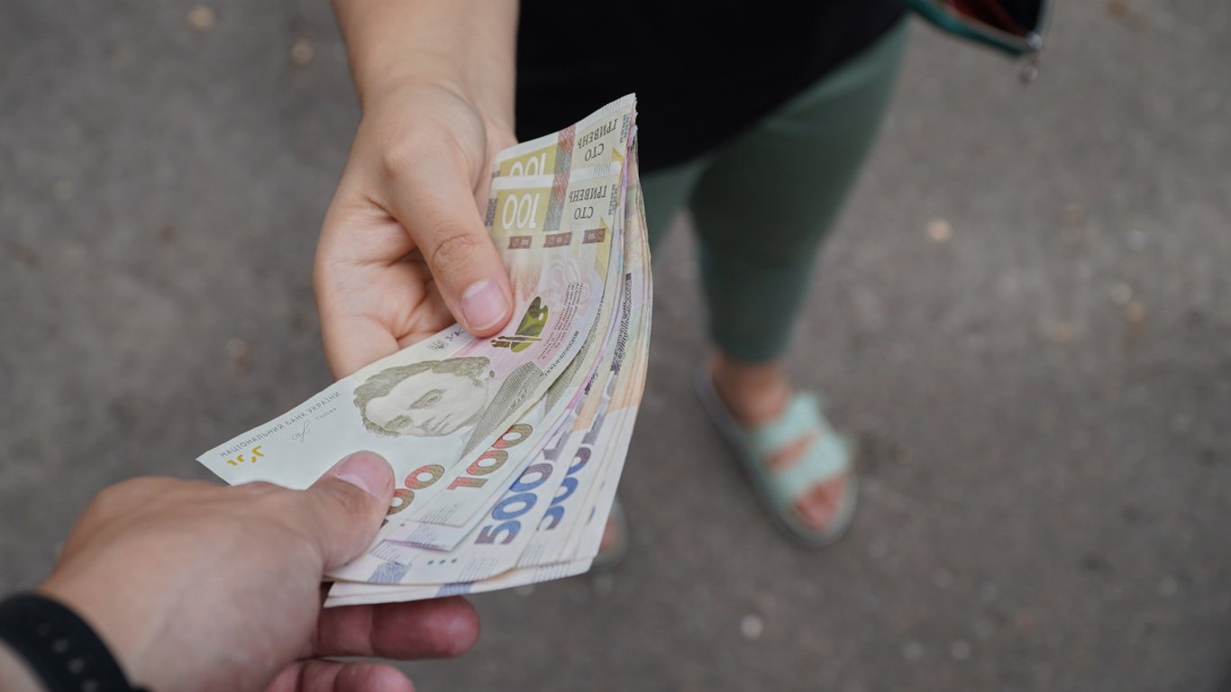 Мінімальна зарплата з 1 червня: скільки отримають українці "на руки"