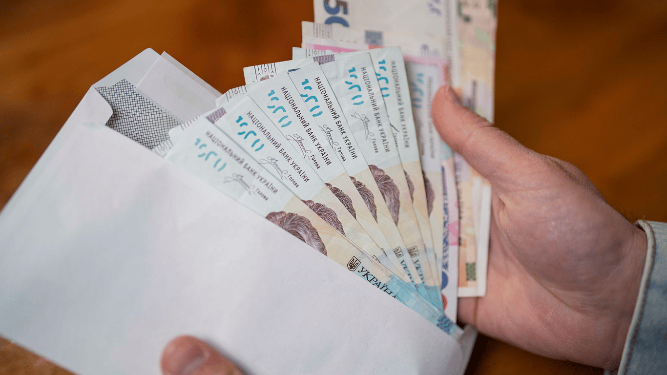 Пенсії для людей з інвалідністю: скільки грошей виплатять у травні