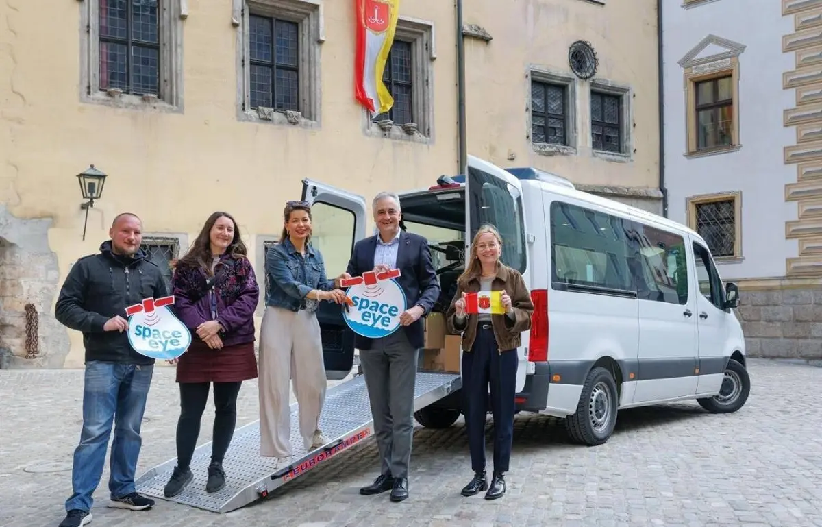 Місто-побратим у Німеччині передало Одесі інклюзивний автобус і музичні інструменти