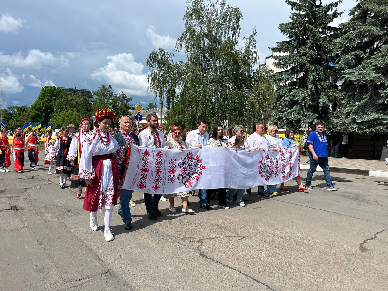 Місцева спільнота у вишиванках: Подільськ святкував День вишиванки яскраво і …
