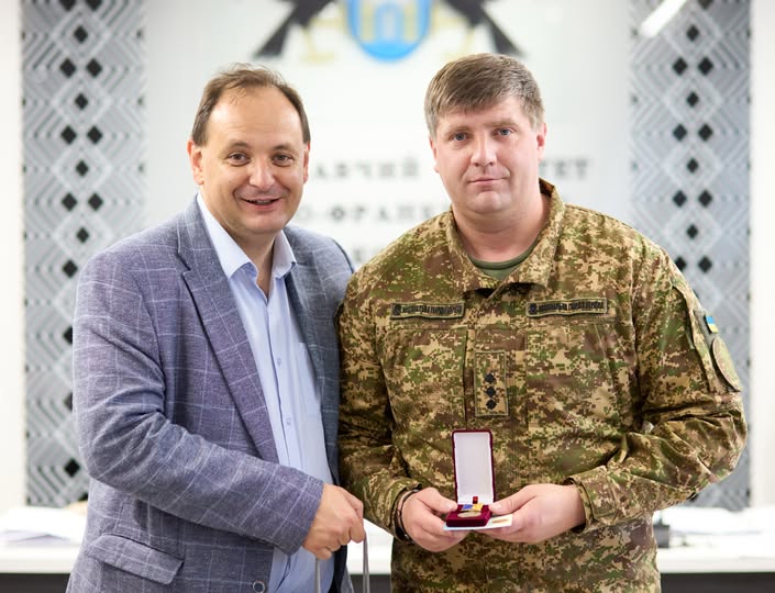 Міський голова Івано-Франківська Руслан Марцінків вручив відзнаку «За честь і …