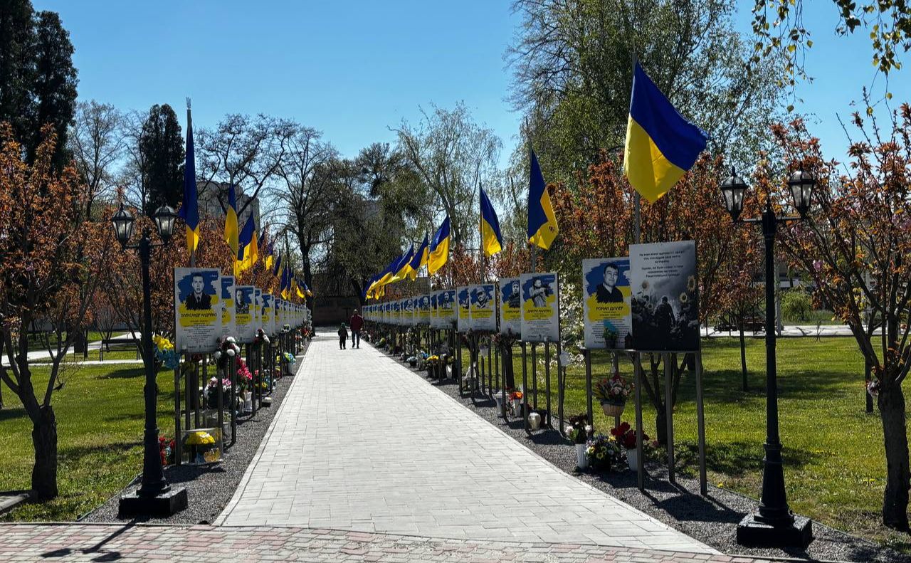 На Алеї Героїв у Решетилівці встановили прапори