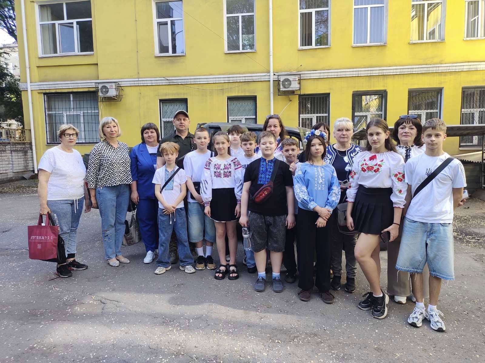 Надійне плече для Героїв: освітяни Кам’янського відправили 56-те авто на …