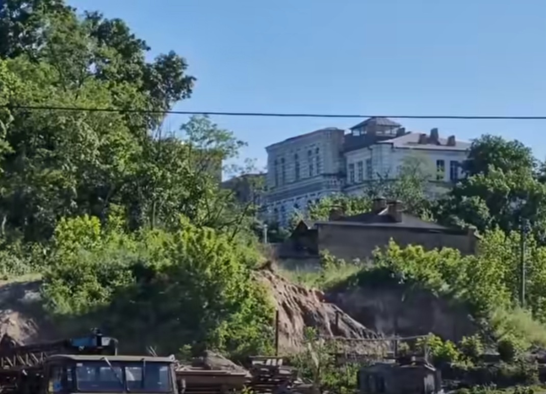 «Надія» повернулася до забудови Замкового узвозу в Черкасах
