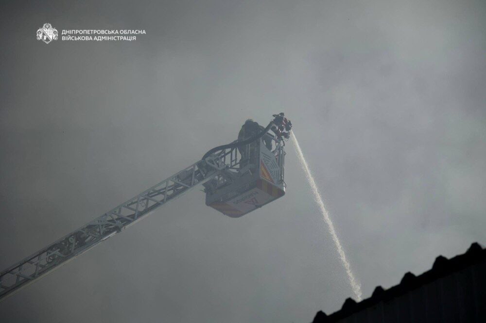 Над Дніпром все ще піднімається клуб диму: продовжується усунення наслідків …