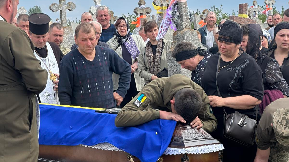 Назавжди в строю: на Волині попрощалися із захисником України Андрієм …