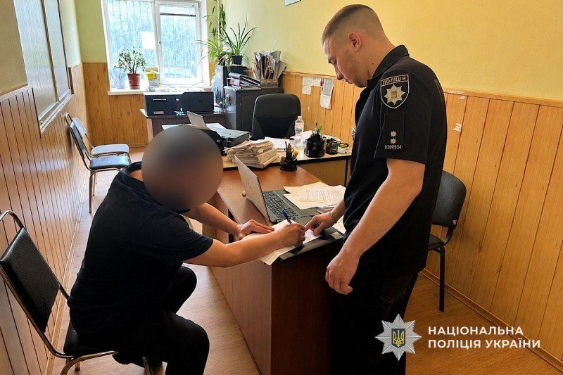 Накинувся на поліцейських та намагався втекти: у Дніпрі затримали домашнього …