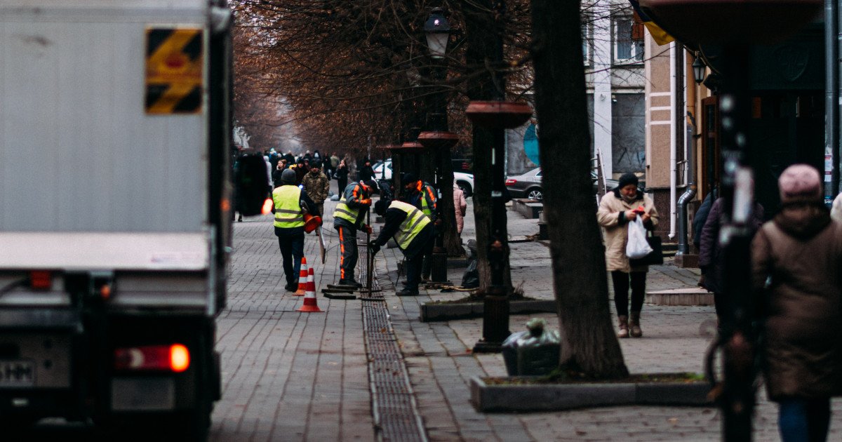 У Луцькій громаді чистять зливову каналізацію у районі Вишкова