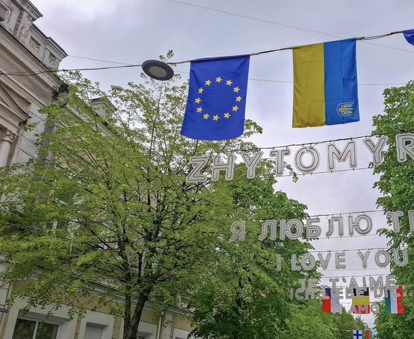 Напередодні Дня Європи у Житомирі на Михайлівській замайоріли прапори країн ЄС поруч з українськими