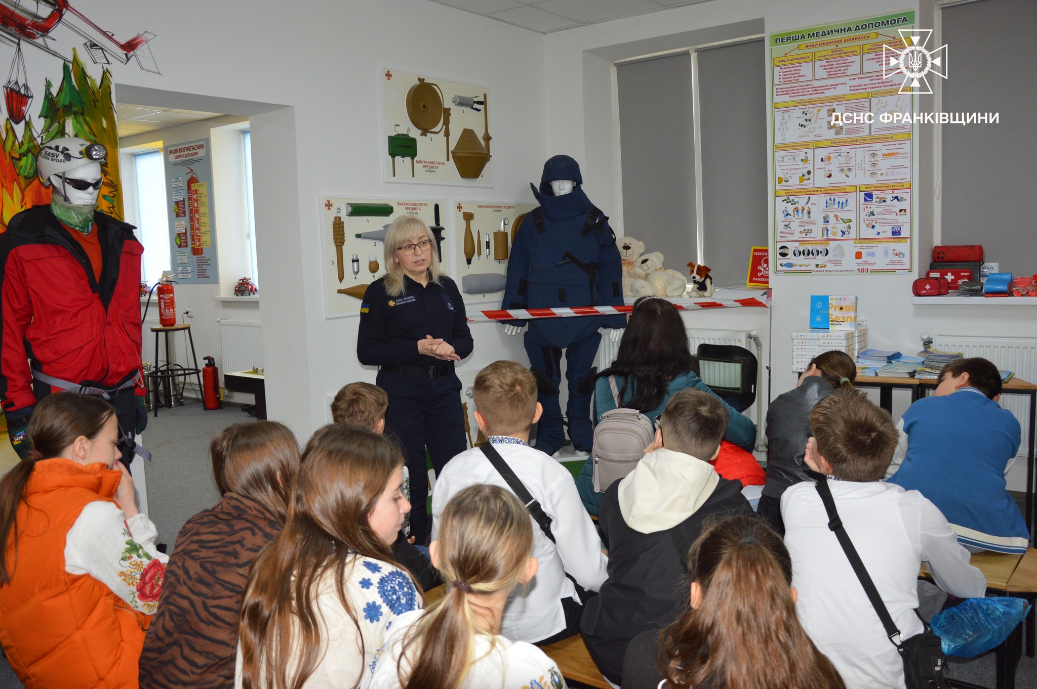 Напередодні канікул прикарпатські рятувальники провели безпекове навчання для ліцеїстів
