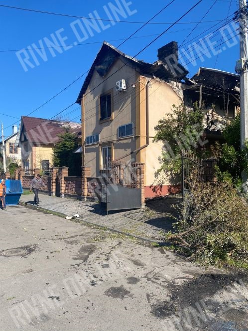 Наслідки вчорашнього влучання російського БПЛА у будинок в Рівному