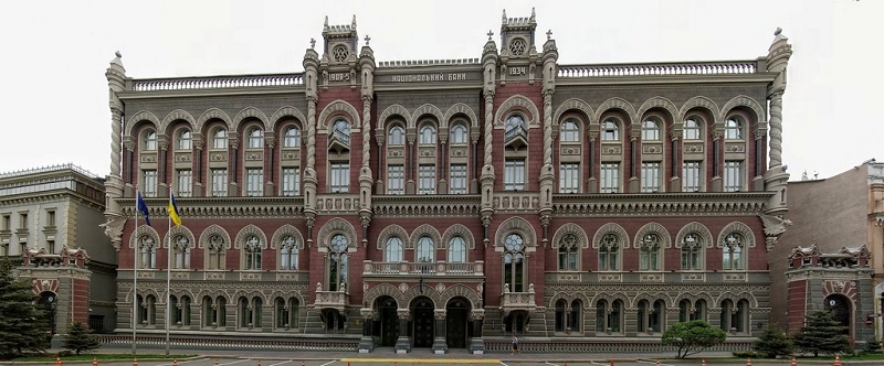 Нацбанк утретє поспіль зменшив продаж доларів