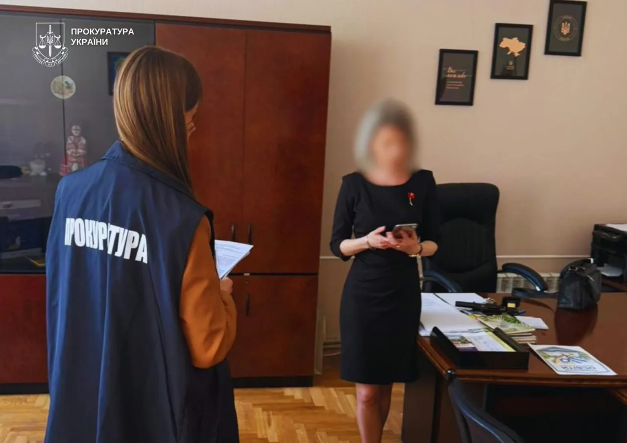 Начальниці управління освіти Деснянської РДА оголосили підозру