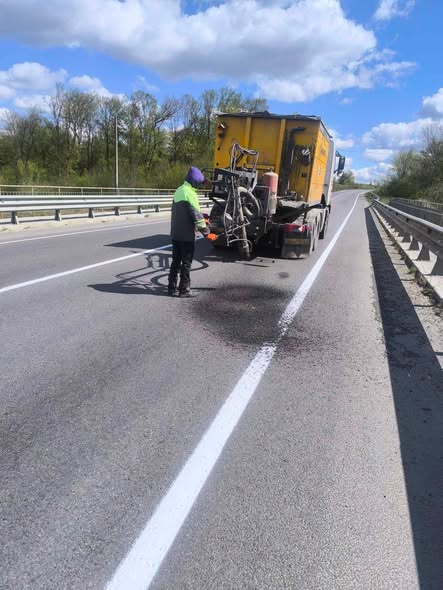 На Івано-Франківщини продовжують відновлювати дороги