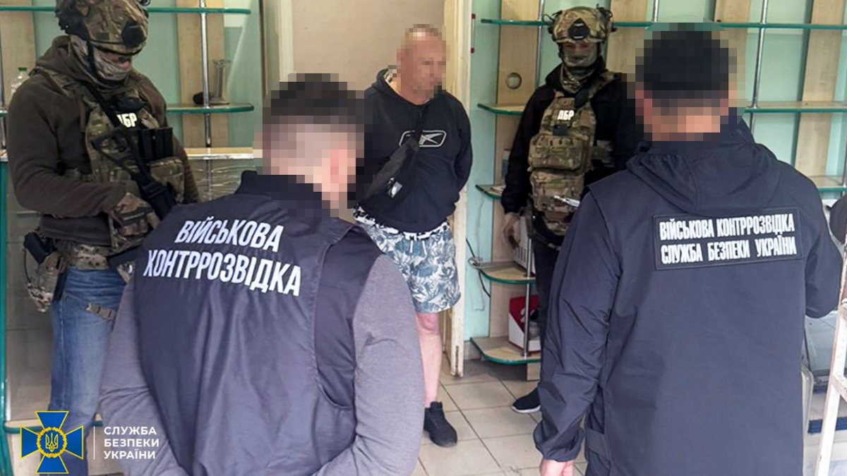 На Івано-Франківщині військовий намагався налагодити великий продаж трофейної зброї — …