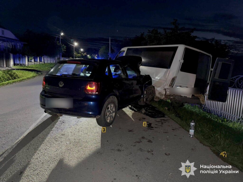 На Івано-Франківщині легковик врізався у припаркований мікроавтобус: є постраждала