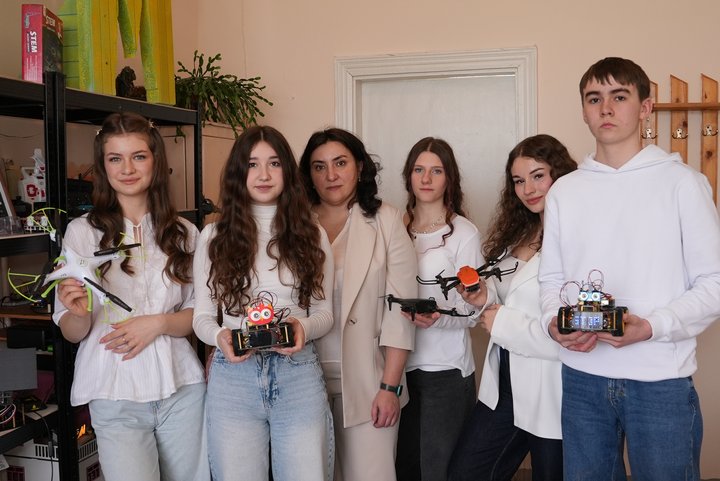 На Івано-Франківщині учні та педагог створюють безпілотники для Збройних сил …