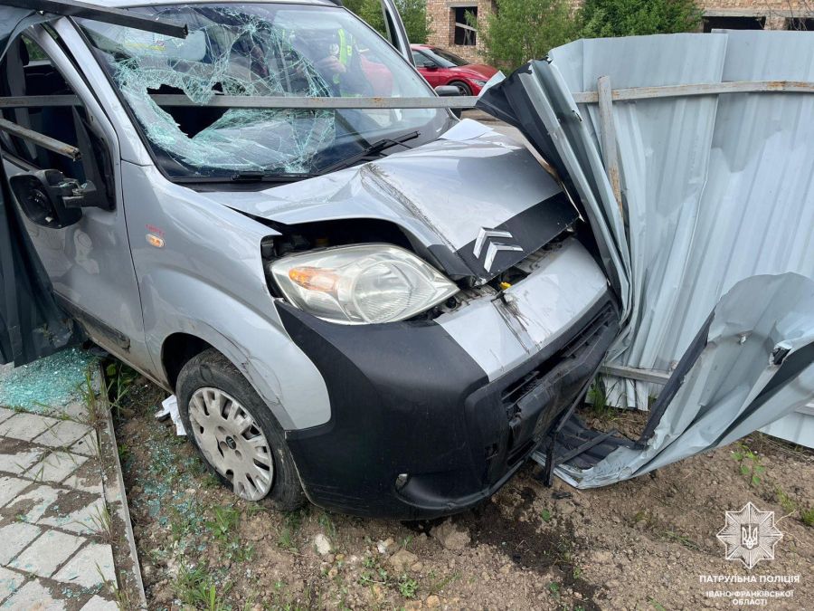 На Івано-Франківщині 57-річний керманич Citroën зіткнувся з огорожею