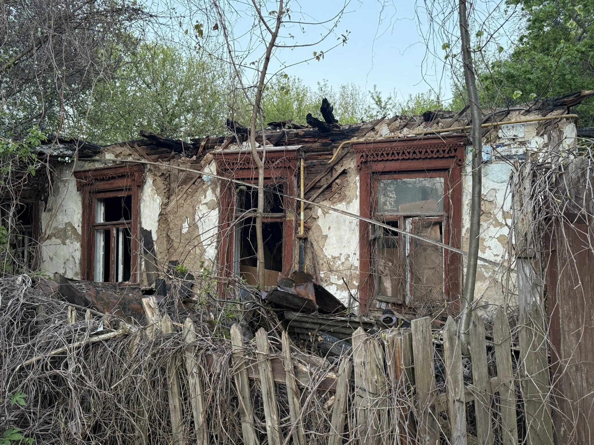 На Батиєвій горі вогонь знищив унікальну дерев’яну садибу залізничників XIX …
