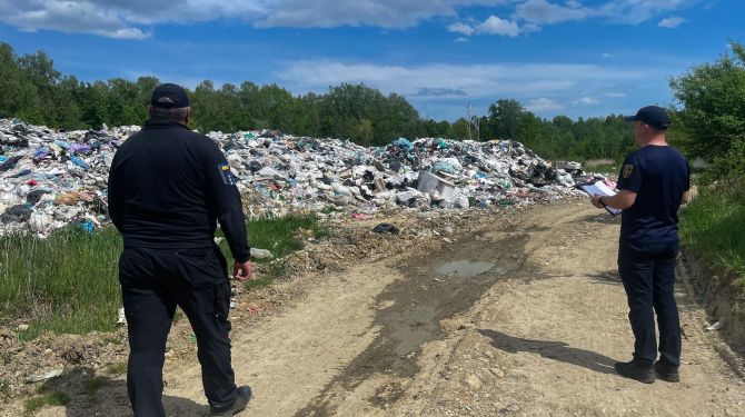 На Буковині ДСНС перевіряє сміттєзвалища через високий ризик пожеж