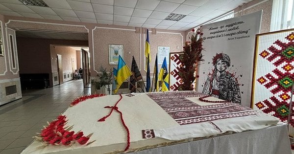 На Буковині встановили рекорд, приготувавши 200-кілограмовий торт-вишиванку