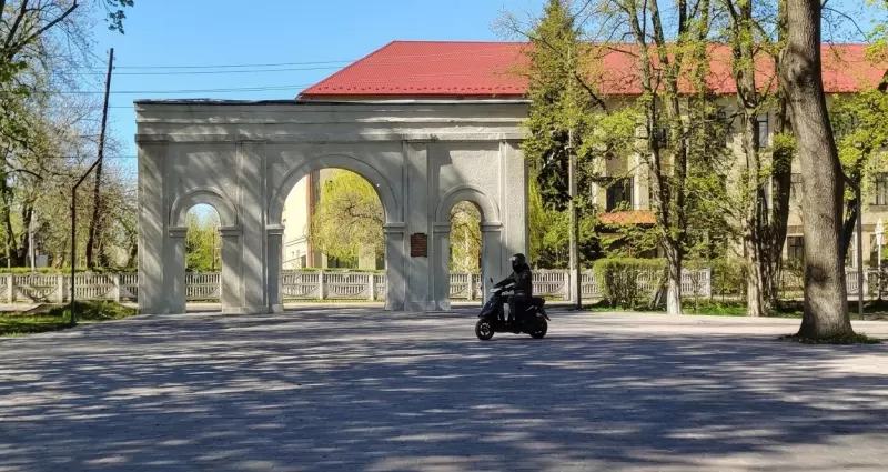 На Буковині заборонили мотоцикли в оновленому парку: пригрозили штрафами