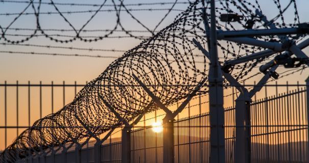 На Буковині засудили до довічного чоловіка, який місяцями ґвалтував 13-річну …