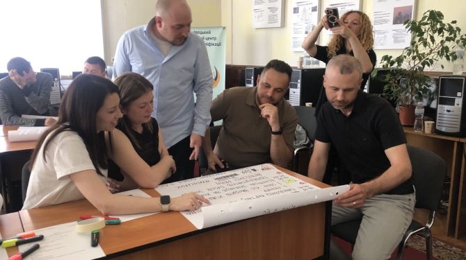 На Буковині навчали розпізнавати фейки та дезінформацію — до семінару …