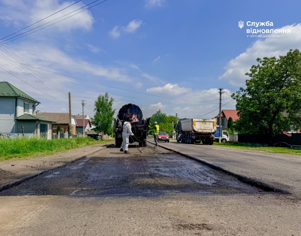 На Буковині на трасі в напрямку кордону з Молдовою ремонтують …