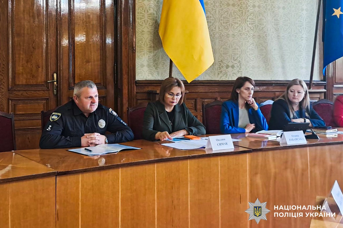 На Буковині обговорили посилення боротьби з домашнім насильством та торгівлею …
