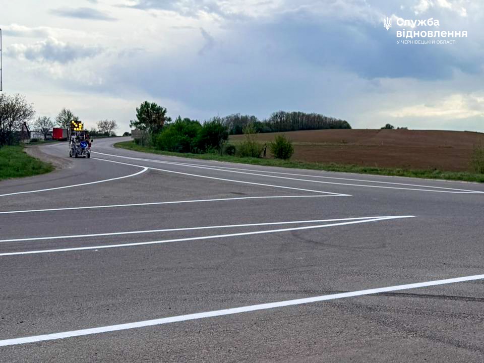 На Буковині оновлюють розмітку на дорозі М-19