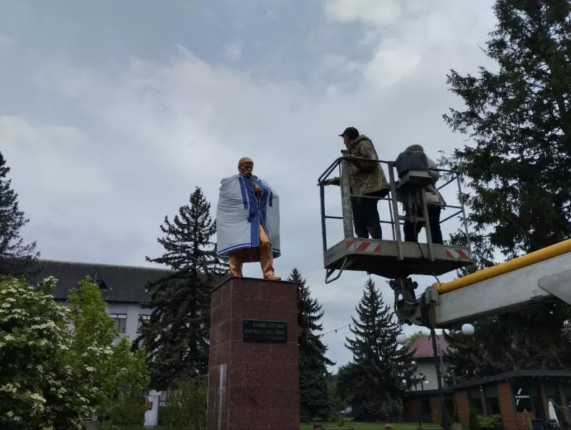 На Буковині пам'ятники Шевченка одягнули у вишиванки