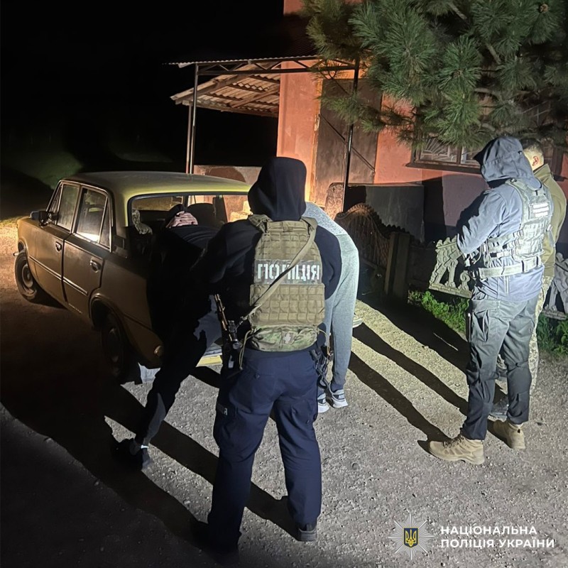 На Буковині поліцейські викрили трьох чоловіків, які намагалися переправити ухилянта …