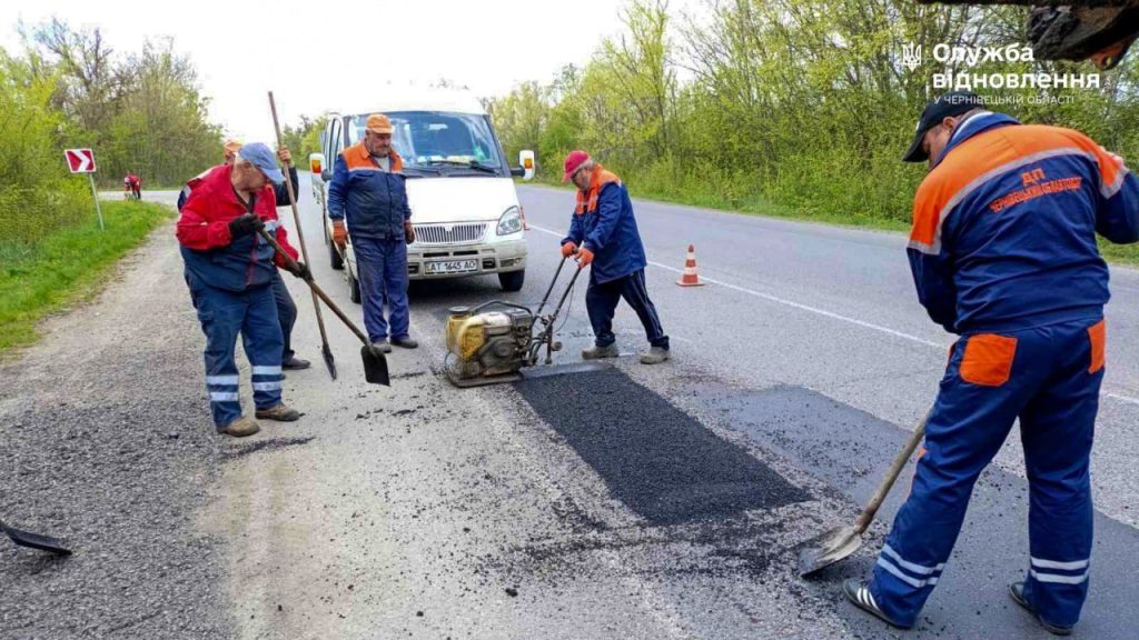 На Буковині тривають роботи з експлуатаційного утримання дорожньої інфраструктури